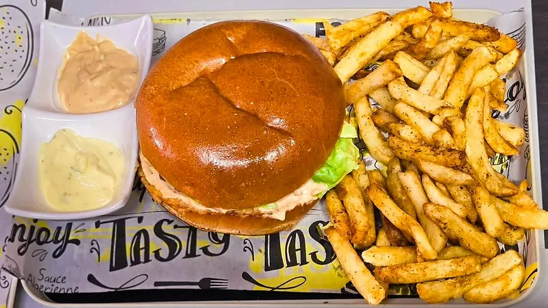 Un plateau Whoopy : burger au pain brioché, frites croustillantes et deux sauces